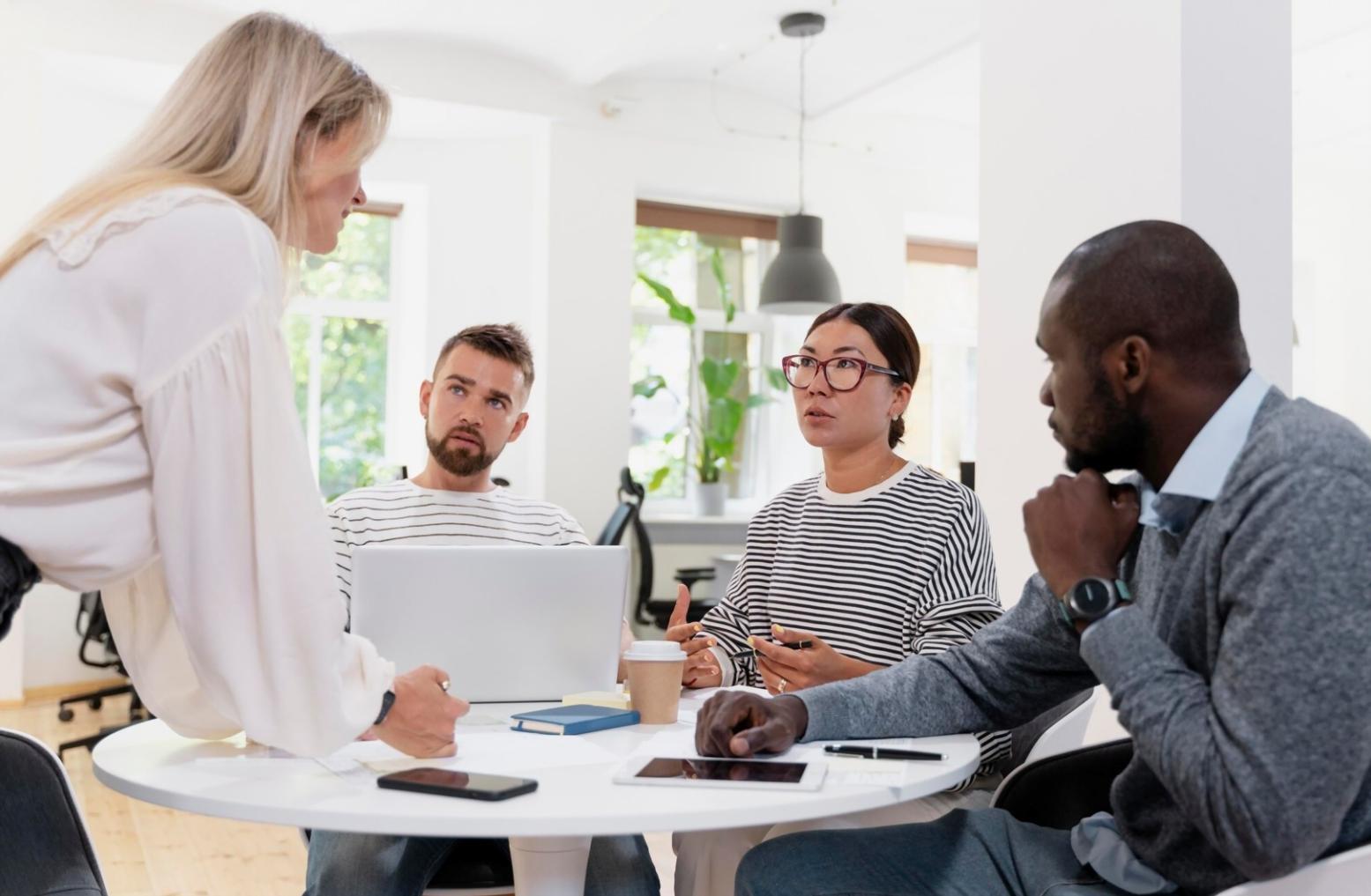 Teilnehmer während einer Gruppenarbeit im Kursraum